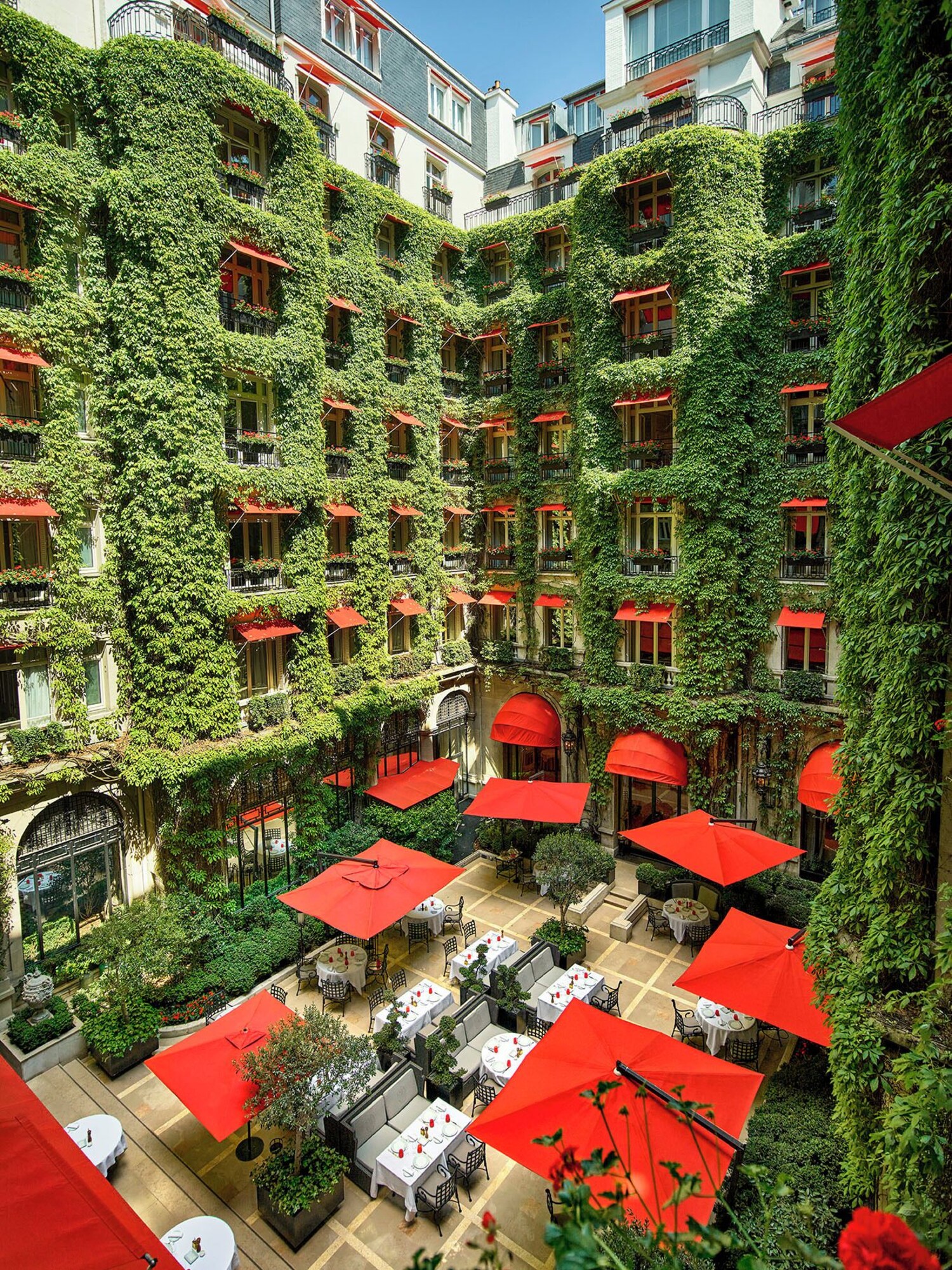 Hôtel Plaza Athénée – Dorchester Collection – Avenue Montaigne · Paris